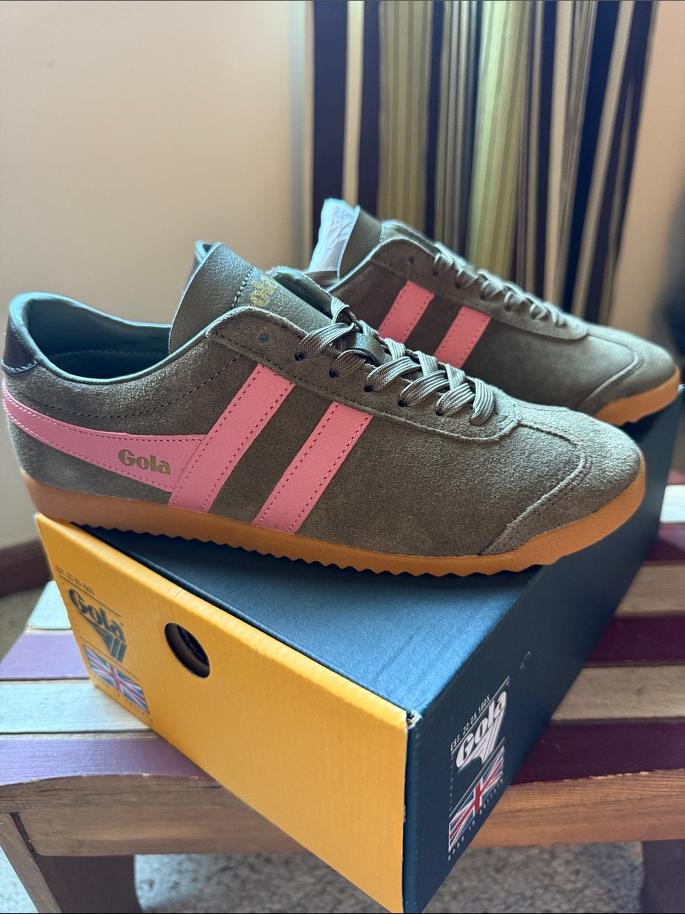 Gola womens 7 Suede Sneakers in Olive with Pink Stripes, Bullet Trainer, New!
